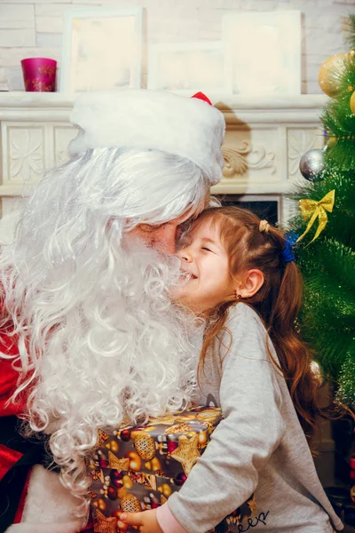 Père Noël et petite fille . — Photo