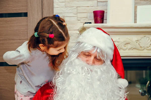 Menina olhando para Papai Noel . — Fotografia de Stock