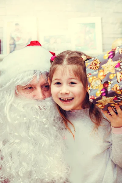 Weihnachtsmann und kleines Mädchen. — Stockfoto