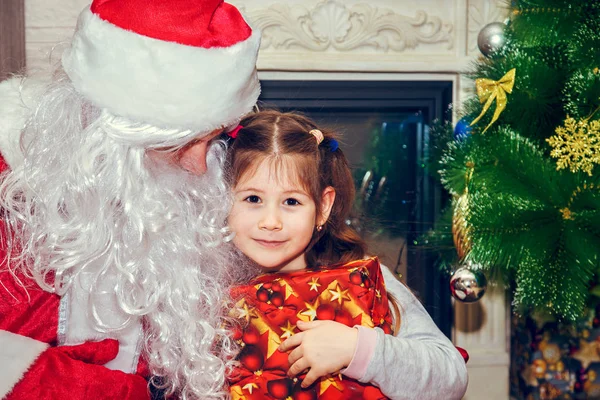 Papai Noel e menina . — Fotografia de Stock