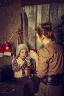 Anne ve oğlu çay içme.