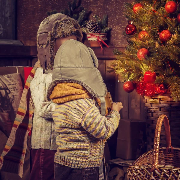Barn dekorera julgranen. — Stockfoto