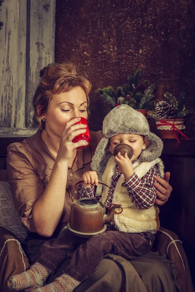 Madre e hijo bebiendo té . — Foto de Stock