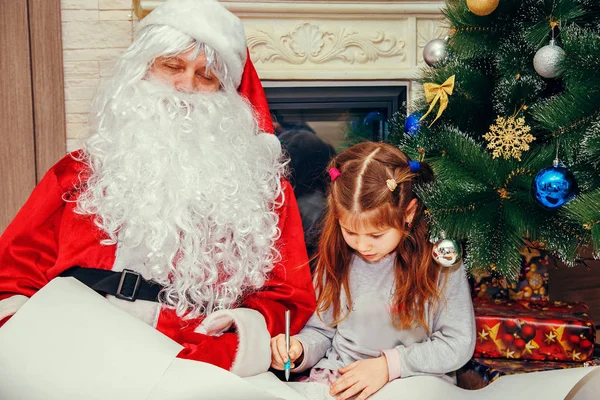 Menina escreve uma carta para Papai Noel . — Fotografia de Stock