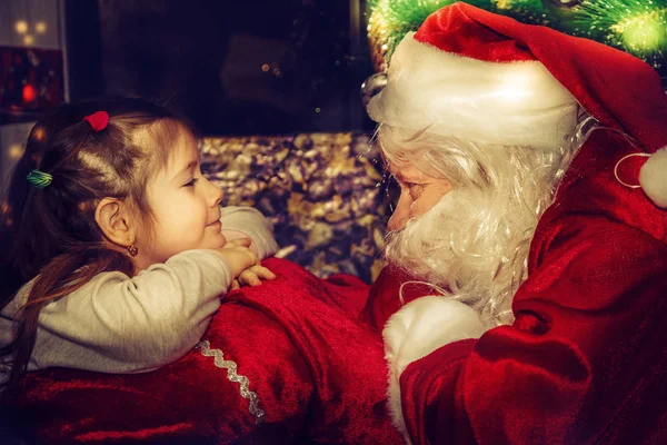 Санта-Клаус и маленькая девочка . — стоковое фото