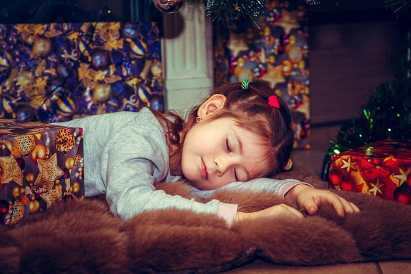 Liten flicka sover under trädet. — Stockfoto