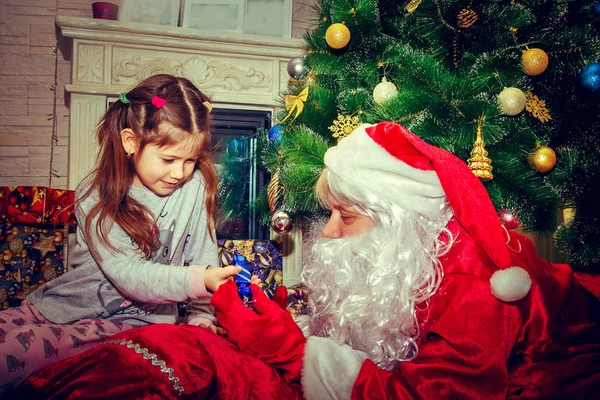 Papai Noel e menina . — Fotografia de Stock