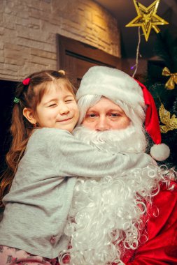 Noel Baba ve küçük kız.