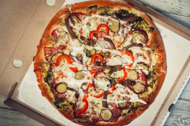 Salam, peynir, biber ve et lezzetli pizza.