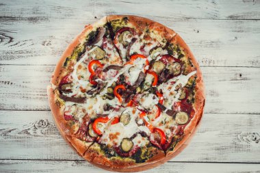 Salam, peynir, biber ve et lezzetli pizza.