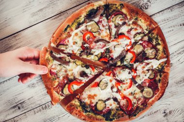 Salam, peynir, biber ve et lezzetli pizza.