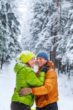 Etkin aile kış ormanda yürüyüş.