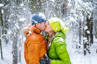 Etkin aile kış ormanda yürüyüş.