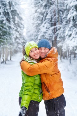 Etkin aile kış ormanda yürüyüş.