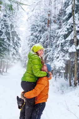 Etkin aile kış ormanda yürüyüş.