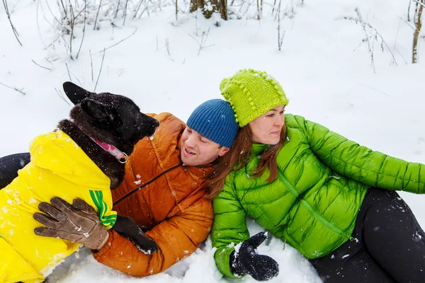 Activefamily 겨울 숲에서 개를 산책. — 스톡 사진