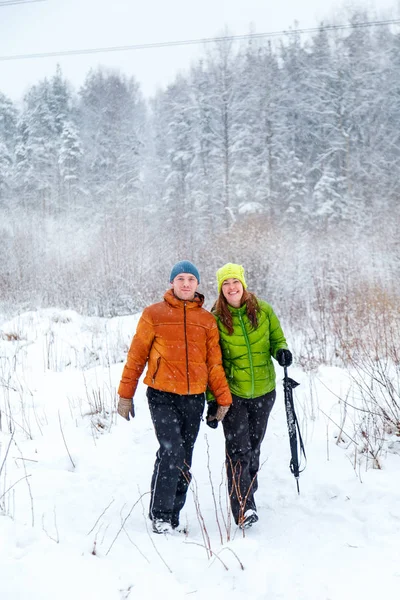 겨울 숲에서 산책 하는 적극적인 가족. — 스톡 사진