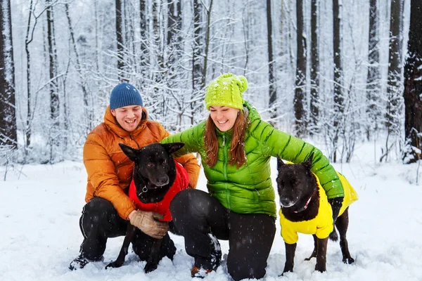 Activefamily 겨울 숲에서 개를 산책. — 스톡 사진