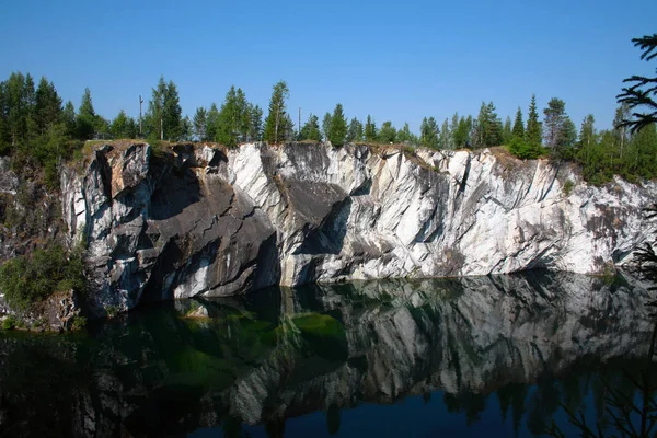 カレリア共和国、ロシアで放棄された大理石の採石場. — ストック写真
