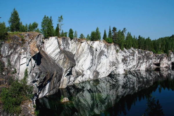 Opuštěný mramorový lom v Karelia, Rusko. — Stock fotografie