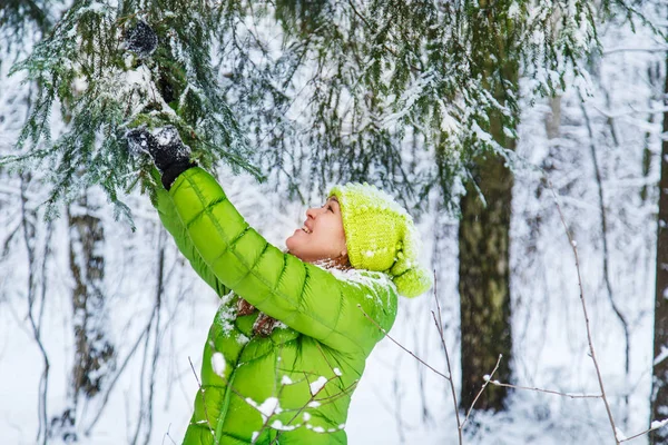 겨울 숲 속의 소녀. — 스톡 사진