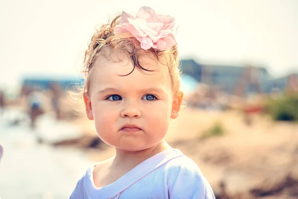 Roztomilá holčička hraje na pláži. — Stock fotografie