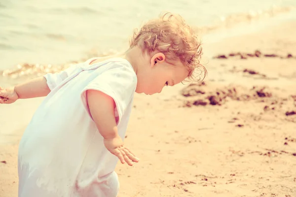 Kumsalda oynarken sevimli küçük kız. — Stok fotoğraf