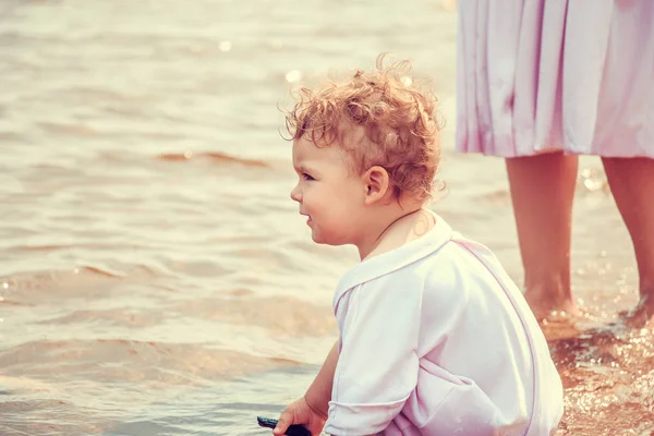 Παίζοντας στη θάλασσα το χαριτωμένο μικρό κορίτσι. — Φωτογραφία Αρχείου