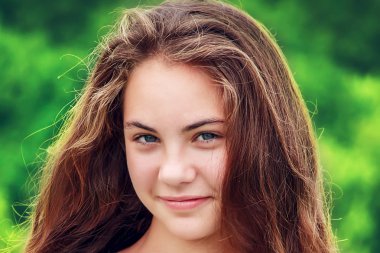 Tarlada güzel bir kız.