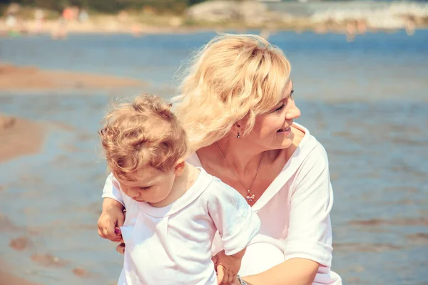 Familia feliz en la playa. —  Fotos de Stock