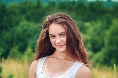 Tarlada güzel bir kız.