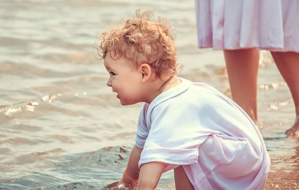 Χαριτωμένο κοριτσάκι, παίζοντας στην παραλία. — Φωτογραφία Αρχείου