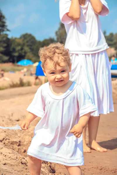 Familia feliz en la playa. — Foto de Stock