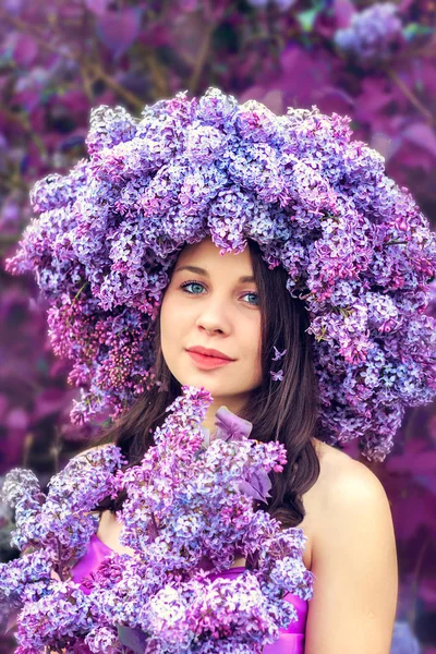 Szép, fiatal lány a koszorút a lila. — Stock Fotó