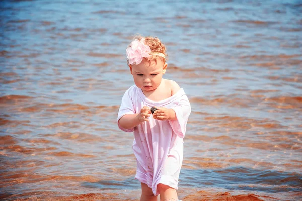 Petite fille mignonne jouant sur la plage . — Photo
