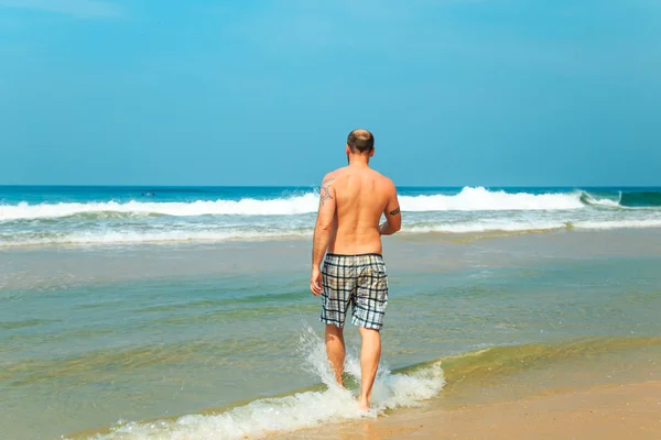 Barbudo en la playa . — Foto de Stock