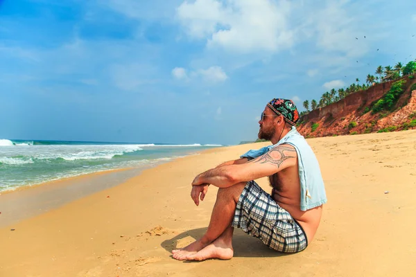 Homem barbudo na praia . — Fotografia de Stock