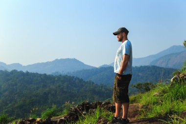 Yürüyüşçü dağın tepesinde.