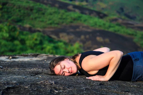 Žena cvičí jógu venku. — Stock fotografie