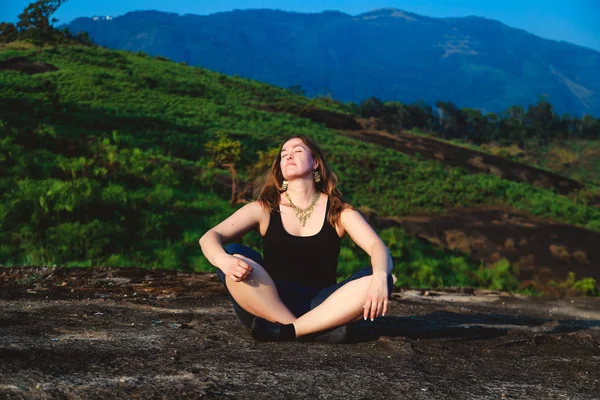 Женщина практикует йогу на открытом воздухе. — стоковое фото
