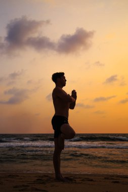 Sahilde spor yapan atletik erkek. 