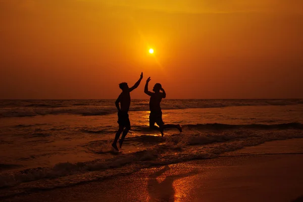 Dois homens na praia . — Fotografia de Stock