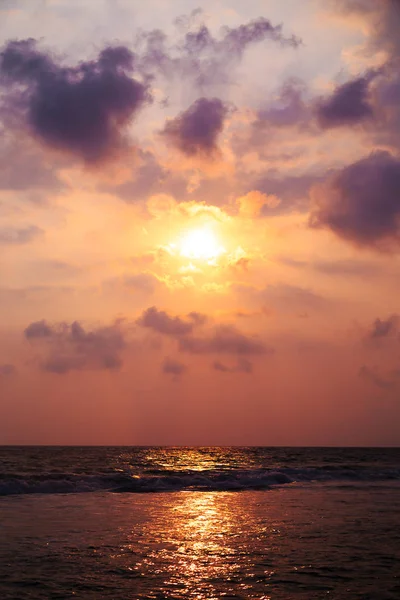 Sonnenuntergang über den Gewässern des Indischen Ozeans. — Stockfoto