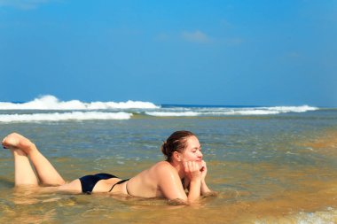 Tropik bir plajda güzel genç bir kadın..