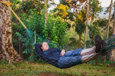 bir hamakta istirahat kadın.