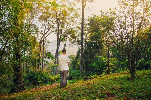 Fliegenfischer fischt vom Flussufer — Stockfoto © Goodluz #128226900
