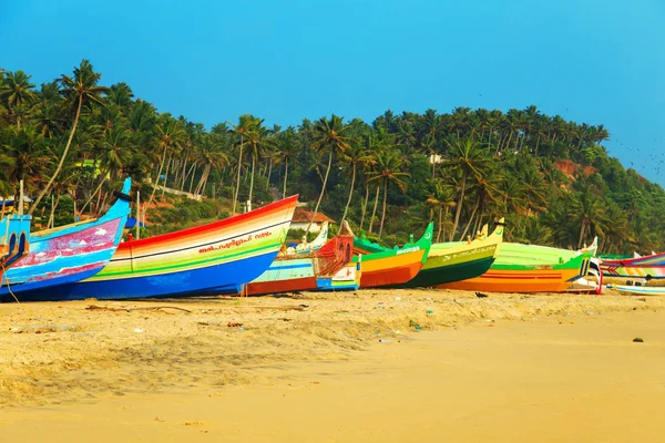 Barcos multicolores en un pueblo de pescadores . — Foto de Stock