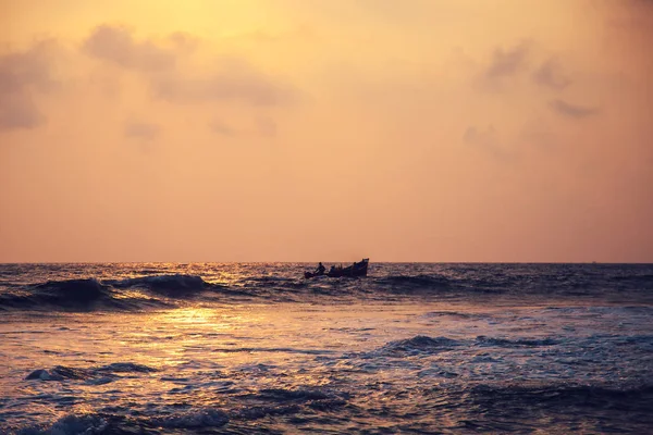 Sonnenuntergang über den Gewässern des Indischen Ozeans. — Stockfoto