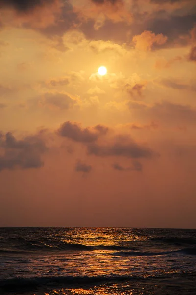 Sonnenuntergang über den Gewässern des Indischen Ozeans. — Stockfoto