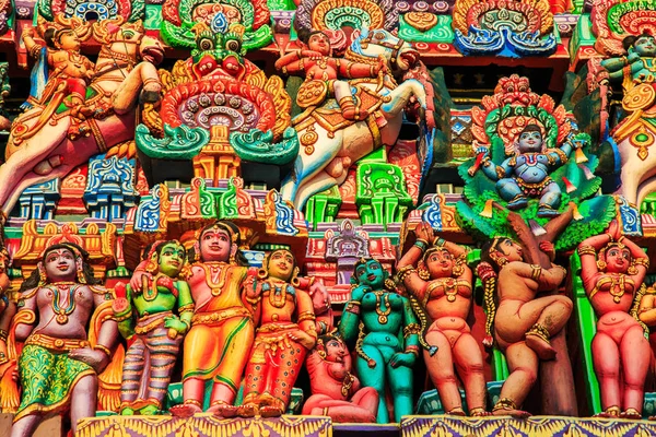 Красочные резные стены индийского храма . — стоковое фото